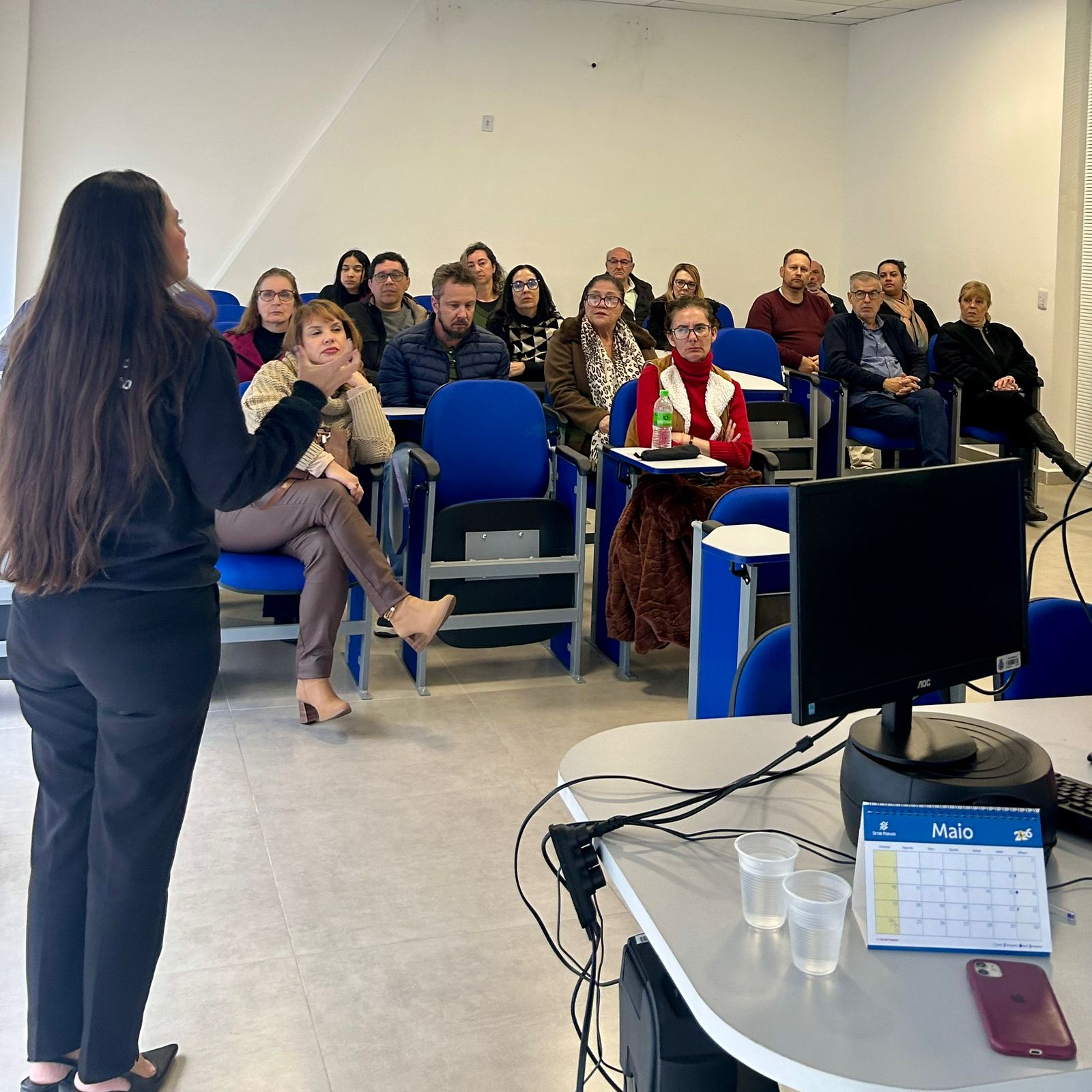 Palestra sobre educação financeira reúne funcionários na sede do Instituto